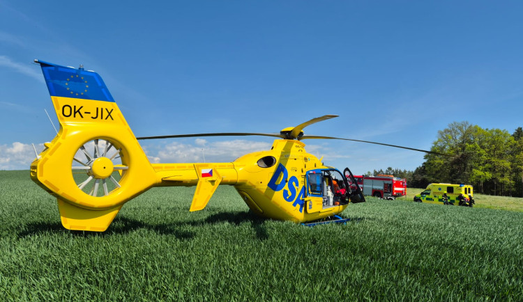 U obce Kostelní Vydří se střetlo osobní vozidlo s motocyklistou, zasahoval vrtulník