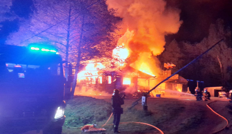 Noční požár mobilheimu v Maršovicích. Záchranáři ošetřili dva lidi