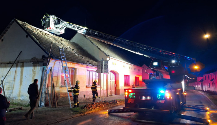 Popadané stromy a poničené střechy, hasiči sčítají škody po bouřce
