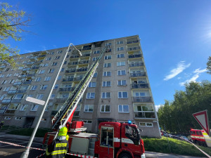V Trutnově hořelo v panelovém domě. Při zásahu se zranili dva hasiči