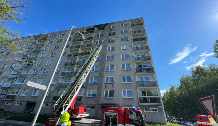 V Trutnově hořelo v panelovém domě. Při zásahu se zranili dva hasiči