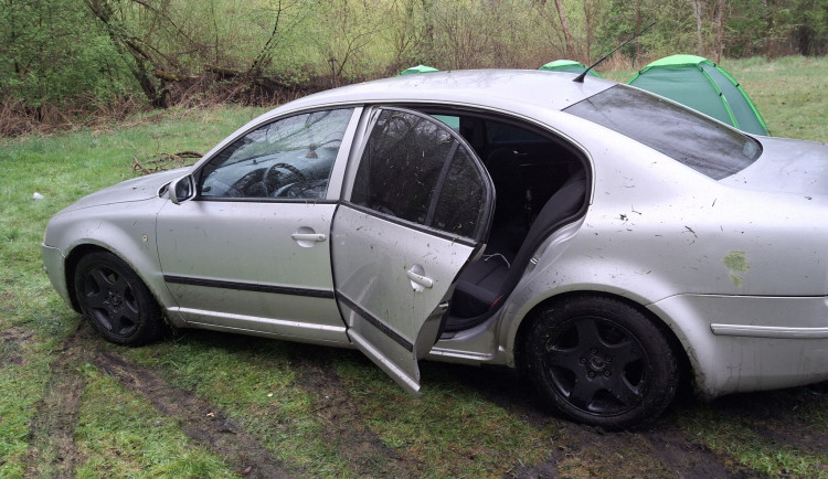 Louku u koupaliště Dubice zničili driftováním. Řidič byl opilý a bez řidičáku