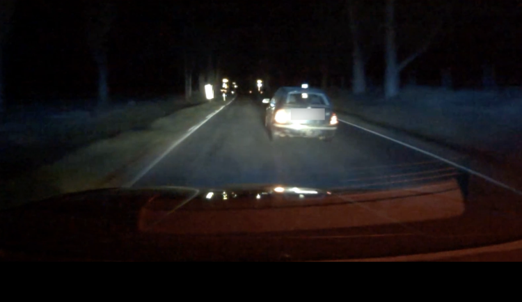 Policisté pronásledovali řidiče se zákazem řízení, opakovaně ignoroval výzvy