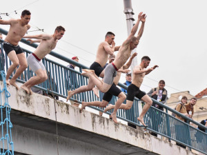 V centru Hradce Králové se bude opět skákat z mostu do Labe, je tu další Branný závod