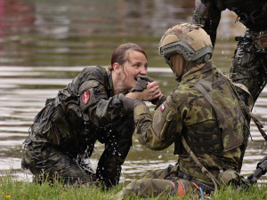 V centru Hradce Králové se bude opět skákat z mostu do Labe, je tu další Branný závod