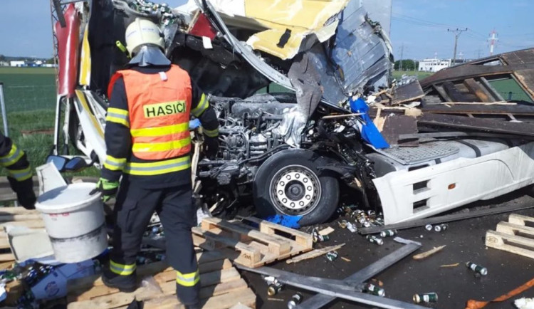 Na dálnici D2 u Brna havaroval kamion, převážel plechovky piva