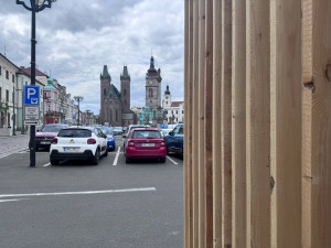 Vyhlídka u studny v centru Hradce Králové má upozornit na stav Velkého náměstí