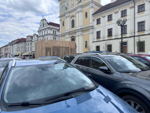 Vyhlídka u studny v centru Hradce Králové má upozornit na stav Velkého náměstí