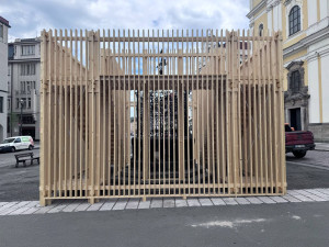 Vyhlídka u studny v centru Hradce Králové má upozornit na stav Velkého náměstí