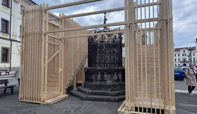 Vyhlídka u studny v centru Hradce Králové má upozornit na stav Velkého náměstí