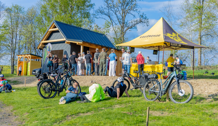 Turisté v Krušných horách u Kraslic mohou využívat novou útulnu, je pro 12 lidí