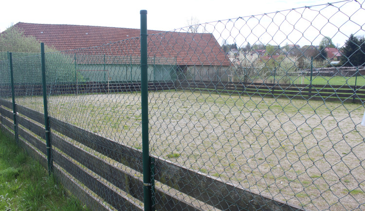 V Řehořově si mají kde hrát. Hřiště letos dostane novou umělou trávu