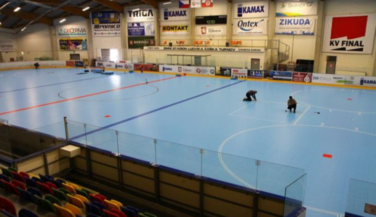 Turnovský zimák nově v provozu i v létě. Led nahradil povrch pro sálové sporty