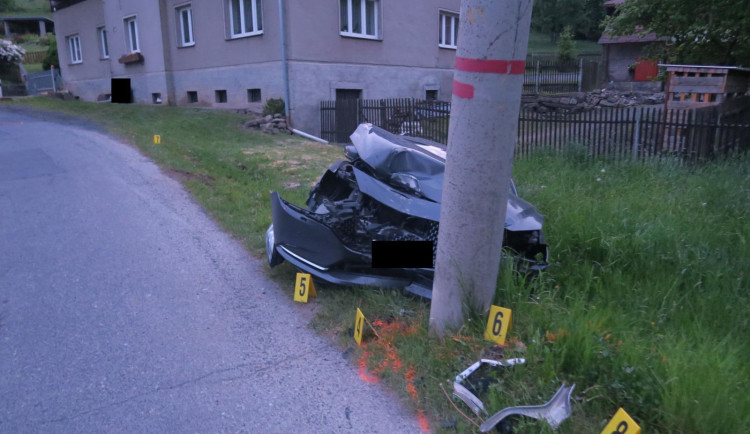 Se třemi promile se proháněl Rádlem, zastavil ho až sloup elektrického vedení