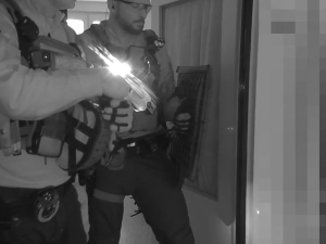Psychiatrický pacient se sekerou v ruce ohrožoval sebe i matku. Do akce šla policie