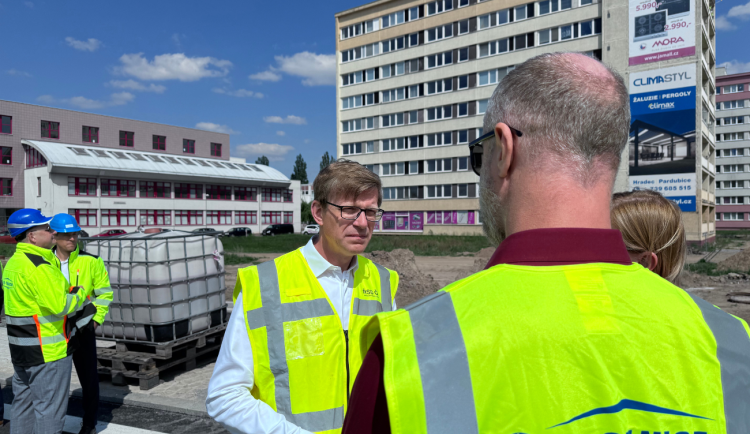 Na hradecké Miletě dělá 30 dělníků každý den. Ministr Kupka pochválil dopravu