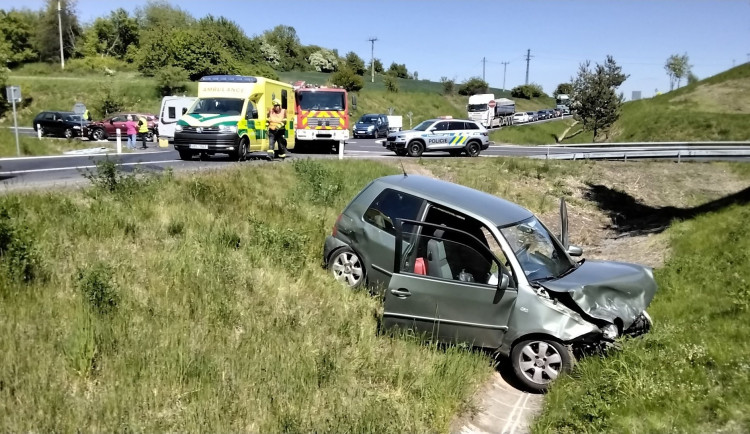 U Ostrova se změnila přednost v jízdě, srazila se tam tři auta. Doprava stála