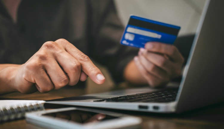 Lhaní o nemocném synovi, falešné inzeráty i investice. Podvodník už je ve vězení