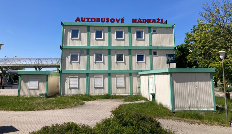 Buňky z autobusového nádraží v Liberci zmizí do konce května. Ještě poslouží