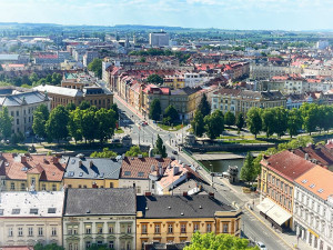 Hradec Králové plánuje konec křiklavých cedulí a nechtěného vizuálního smogu