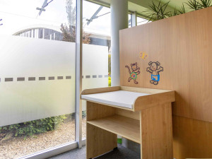 V hradecké nemocnici mají nové přátelské místo pro kojící maminky