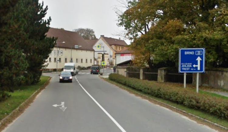 Opravy o víkendu uzavřou silnici v Telči. Kudy po objížďce?