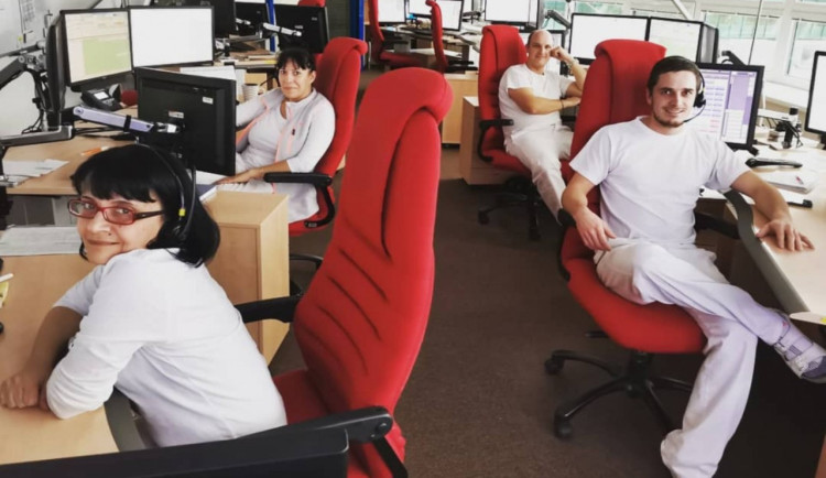 Den linky 155. Víte, jak správně postupovat během volání a při pomoci druhým?