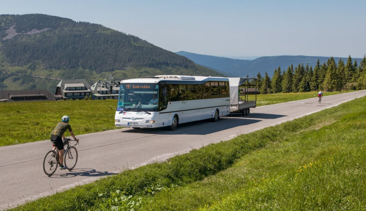 Autobusy na Zlaté návrší vyjedou. Kraj a KRNAP se dohodli na podmínkách provozu