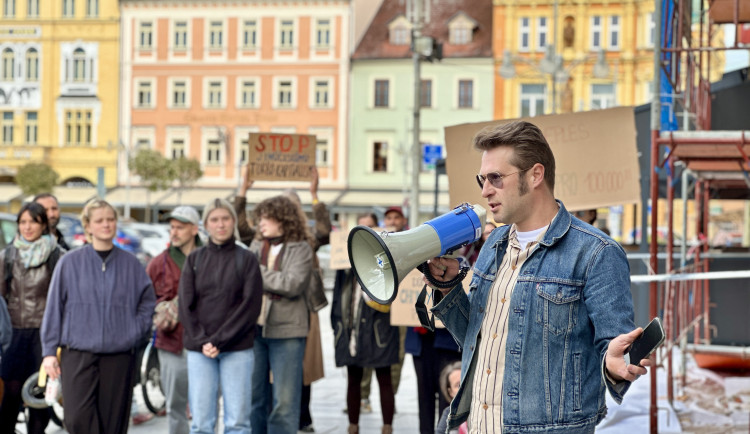 Aktivisté osvobodili primátorku ze skříně, aby upozornili na špatný stav kultury