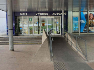 Pamětní desky jsou vlevo od východu z haly nádraží