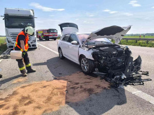 Pět aut, požár a chaos na D11: Nehoda u Stěžer ochromila dálnici