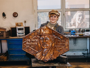 Ke sto letům koupaliště Dachova u Hořic vznikl bronzový reliéf od mladé umělkyně