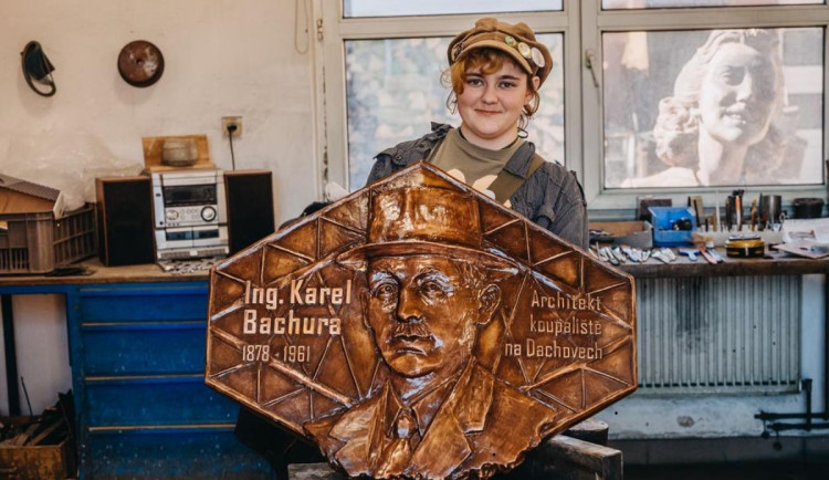 Ke sto letům koupaliště Dachova u Hořic vznikl bronzový reliéf od mladé umělkyně