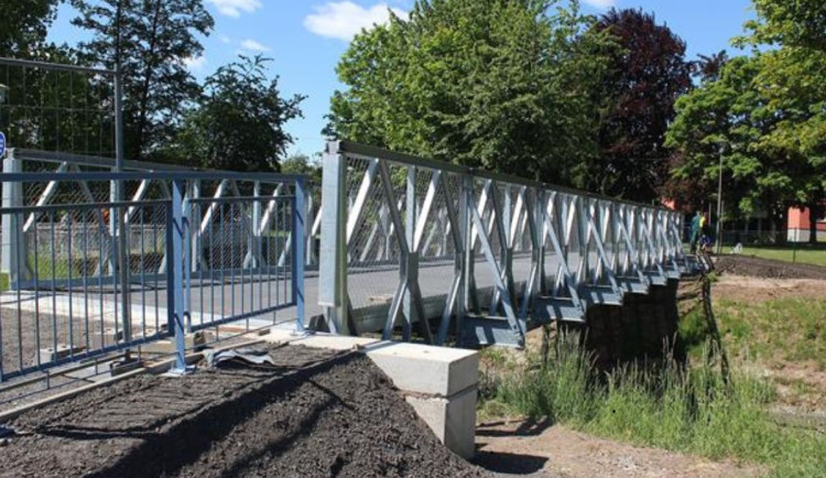 Nová lávka přes Cidlinu u Kauflandu v Jičíně je hotová. Čeká na kolaudaci