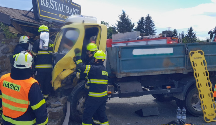 Nákladní vůz narazil do brány penzionu. Zaklíněného řidiče vyprostili hasiči