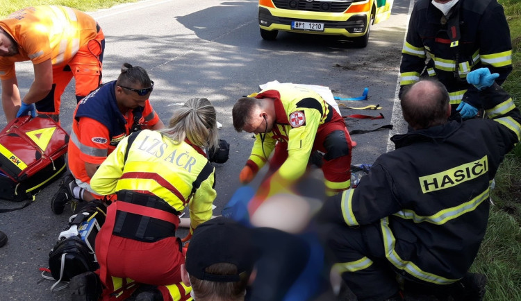 BMW se několikrát převrátilo přes střechu, jeho řidič na místě zahynul