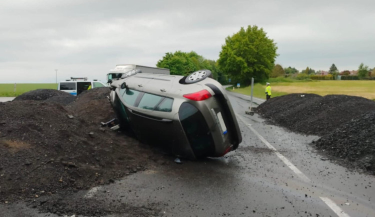 Řidič vjel přes oplocení na staveniště mostu, kde převrátil auto na střechu