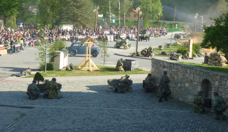 V Lukách se v sobotu střílelo. Místní se seznámili s boji z druhé světové války
