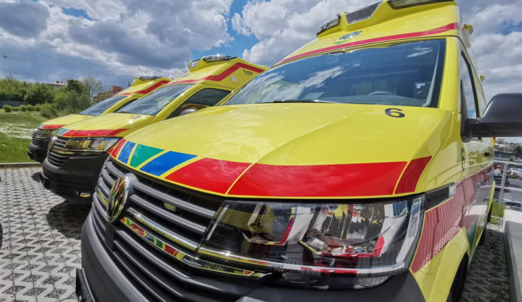 Chodkyně přecházela na zelenou, mladý řidič ji při odbočování přehlédl a srazil