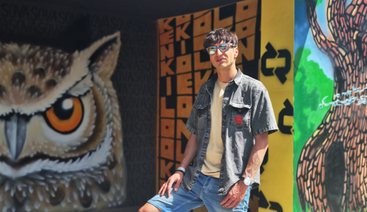 Konečnou zastávku v Husově kolonii zdobí nový streetart, je plný slovních hříček