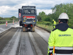 Řidiči na D11 nabírají ve směru na Hradec Králové skluz a budou do prázdnin