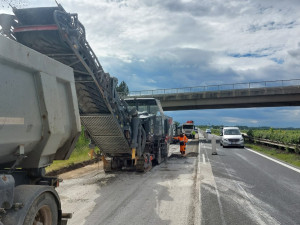 Řidiči na D11 nabírají ve směru na Hradec Králové skluz a budou do prázdnin