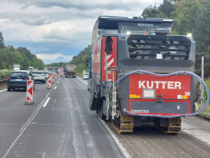 Řidiči na D11 nabírají ve směru na Hradec Králové skluz a budou do prázdnin