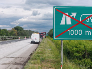 Řidiči na D11 nabírají ve směru na Hradec Králové skluz a budou do prázdnin