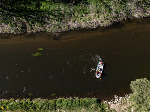 Hasiči z Královéhradeckého kraje tentokrát nekrotili oheň, ale raft na Orlici