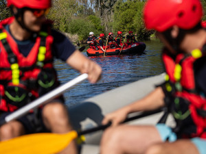 Hasiči z Královéhradeckého kraje tentokrát nekrotili oheň, ale raft na Orlici
