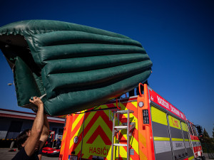 Hasiči z Královéhradeckého kraje tentokrát nekrotili oheň, ale raft na Orlici