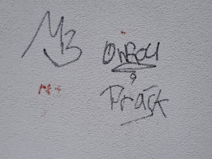 Podnapilý muž maloval na fasádu obchodu. Hrozí mu vězení