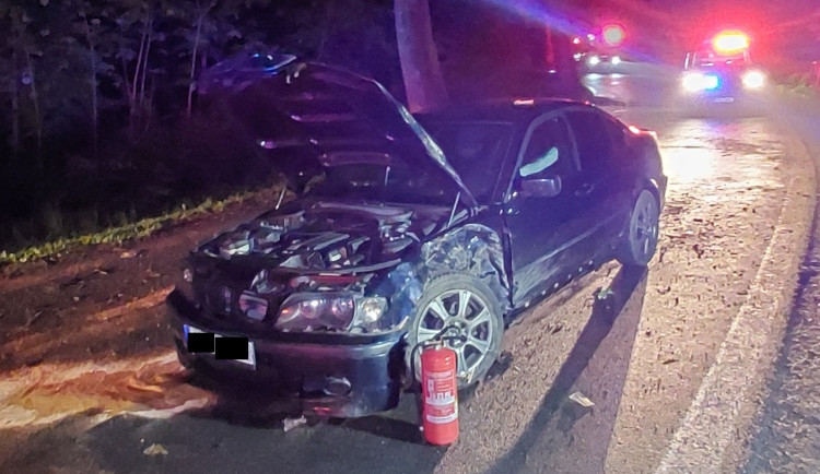 Sedmnáctiletý řidič v BMW se snažil ujet policistům. Při havárii do nich narazil