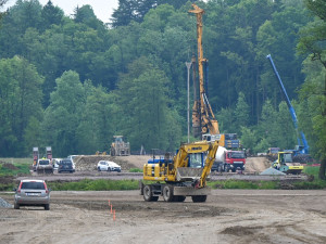 V Častolovicích se koplo do země, vyrůstá tady skoro čtyři kilometry dlouhý obchvat